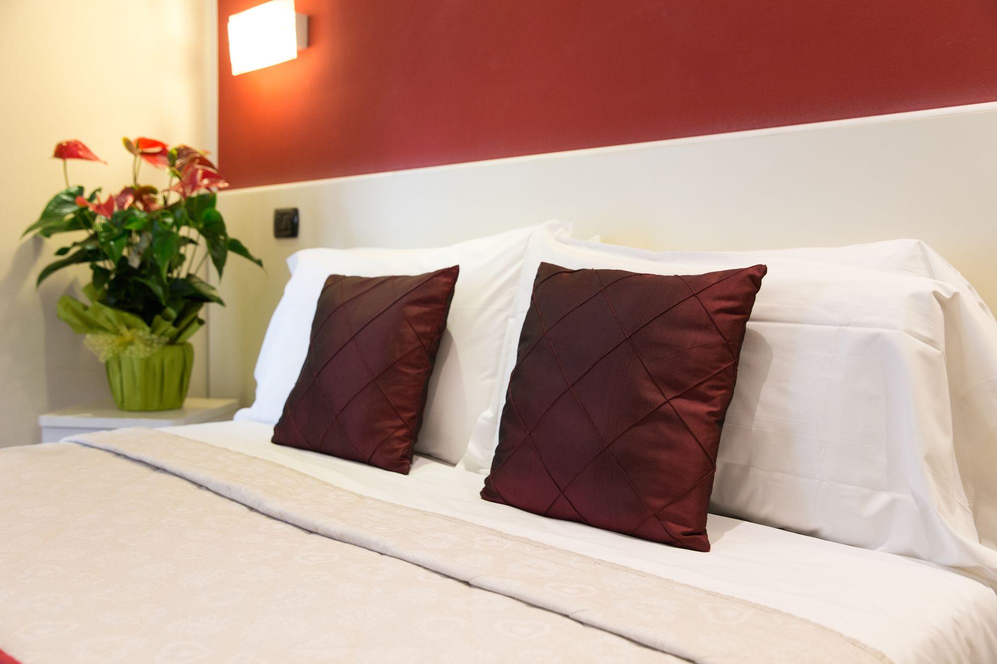 Il Piccolo Piacenza Hotel Bagian luar foto